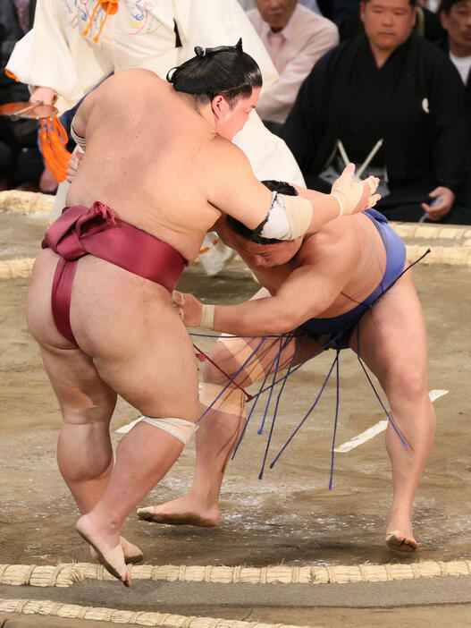 大相撲九州場所　2日目　若隆景は押し出しで大栄翔を破る（撮影・加藤孝規）