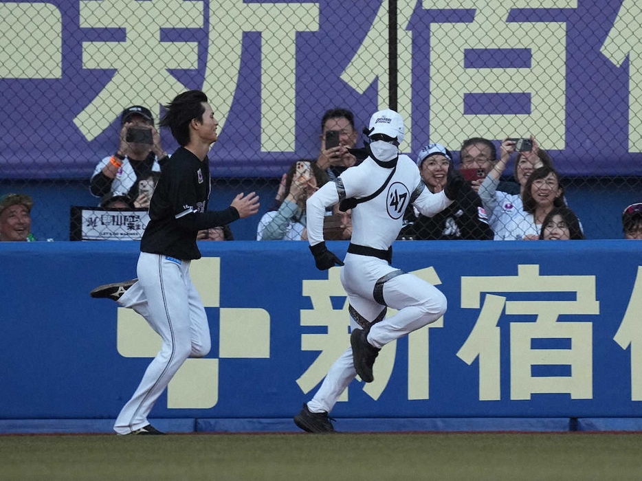 ＜マリーンズファンフェスタ＞ダッシュマンレースでダッシュマンホワイトに敗れる和田（撮影・沢田　明徳）