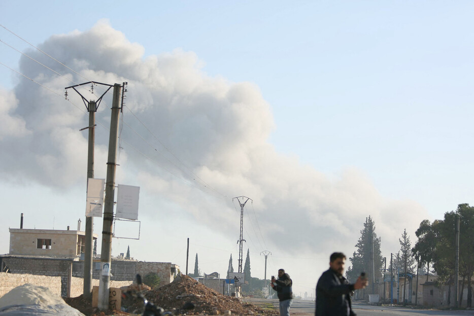 内戦下のシリアで２９日、反体制派が第２の都市、北部アレッポにある大学施設を砲撃し、市民４人が死亡した。国営メディアが伝えた。写真はアレッポ郊外で、アサド政権と反体制派の戦闘によって立ち上る煙。