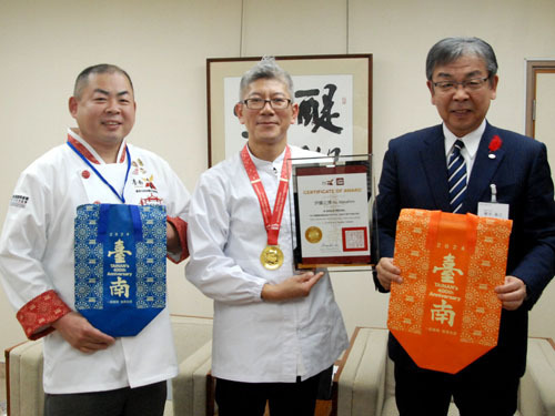 【櫻井市長（右端）を表敬訪問した伊藤さん（中央）と白川さん＝亀山市役所で】