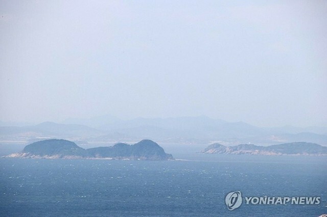 GPS妨害電波を発信しているとみられる北朝鮮の島を韓国側から見た様子（仁川市甕津郡提供）＝（聯合ニュース）≪転載・転用禁止≫