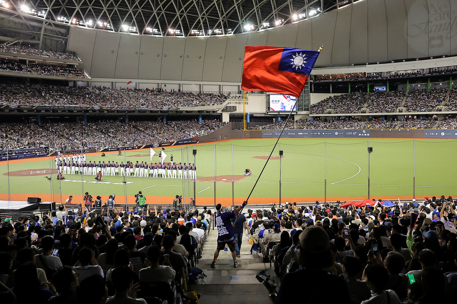 野球の国際大会「プレミア１２」は１６日、各地で１次リーグを行い、Ｂ組の日本代表「侍ジャパン」が台湾に３─１で勝利。開幕３連勝とした。写真は試合会場の台北ドーム（２０２４年　ロイター/Ann Wang）