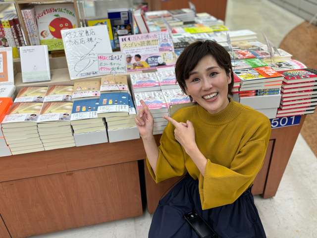 書店まわりのときのワンピースは上がベージュ系でしたがブルー系、まさに『ポンコツ一家』と『ポンコツ一家2年目』コーデ！　と思ったら、何も考えておらずたまたまだったそうです　Photo by FRaU