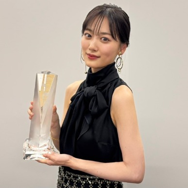 「女性ソロ写真集」ジャンルで1位の元乃木坂46・山下美月