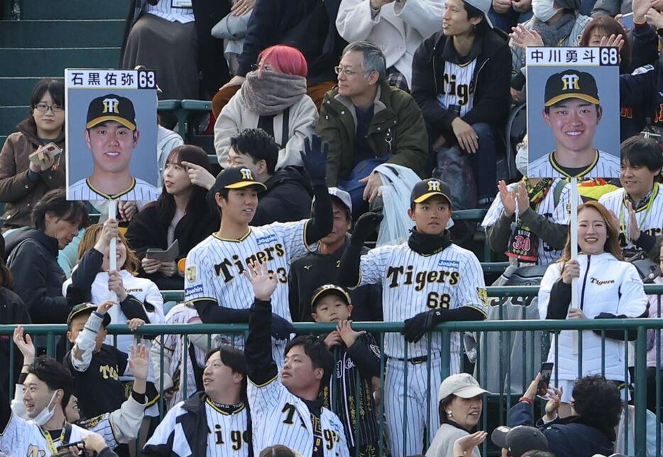 【プロ野球阪神　ファン感謝デー】　スタンドで選手のそっくりさんを探す阪神・石黒佑弥と中川勇斗＝甲子園球場（撮影・水島啓輔）