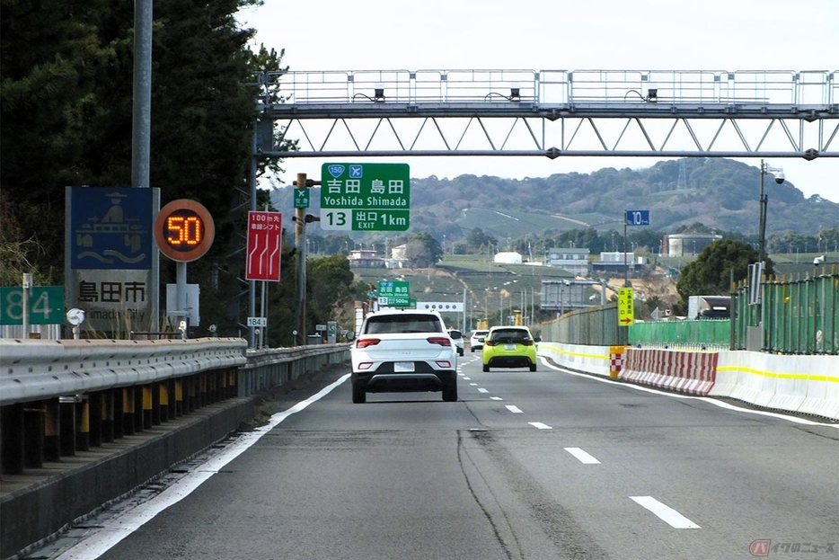 高速道路の最高速度が50km／h以下に制限されている場合は、指定の最高速度を超えない安全な速度で走ればよい