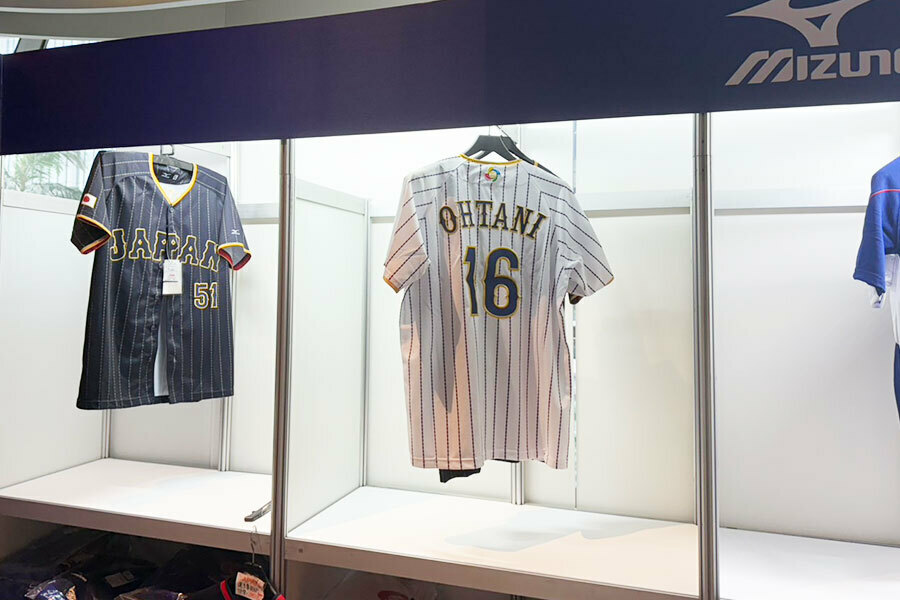 台湾球場で販売されていた第1回 WBSC プレミア12出場時の大谷翔平のユニホーム（右）【写真：編集部】