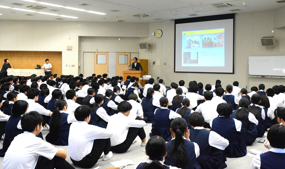 生徒らが研究の進め方や意義について学んだ東京大学大気海洋研究所の早川淳准教授による特別講義＝13日、鹿児島県奄美市名瀬