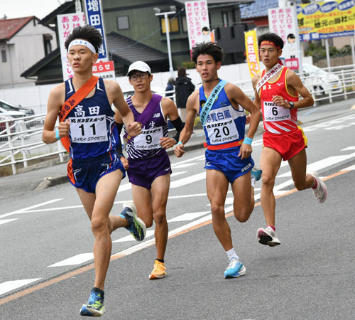 【杉本（高田＝左端）をトップに先頭集団を作る男子1区の選手ら＝10日、松阪市久保町で】