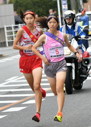 【女子1区で先頭争いする小川（稲生＝右）と嵐（鈴鹿）＝10日、松阪市久保町で】