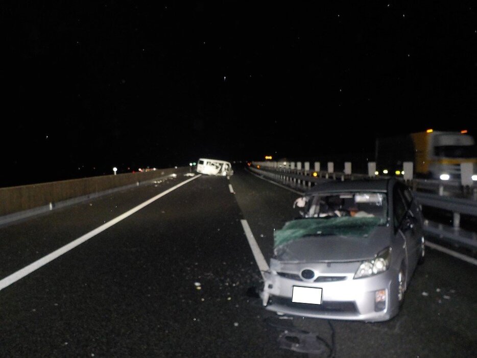 山陽自動車道下り線で衝突した乗用車（手前）と貨物車＝山口県警提供（画像の一部を修整しています）