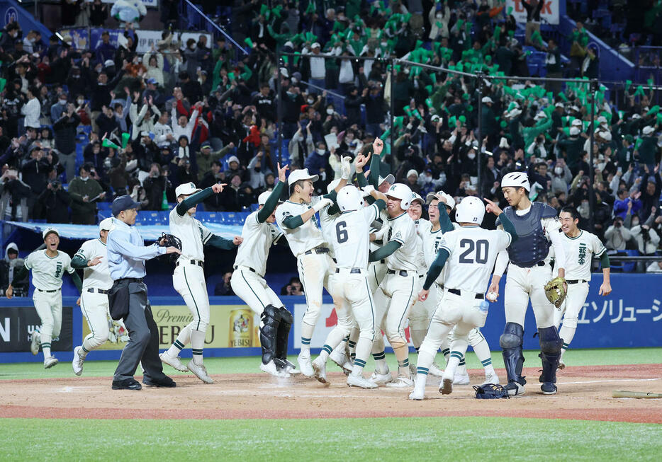 早実対二松学舎大付　優勝し抱きつき喜ぶ二松学舎大付の選手たち（撮影・鈴木正人）