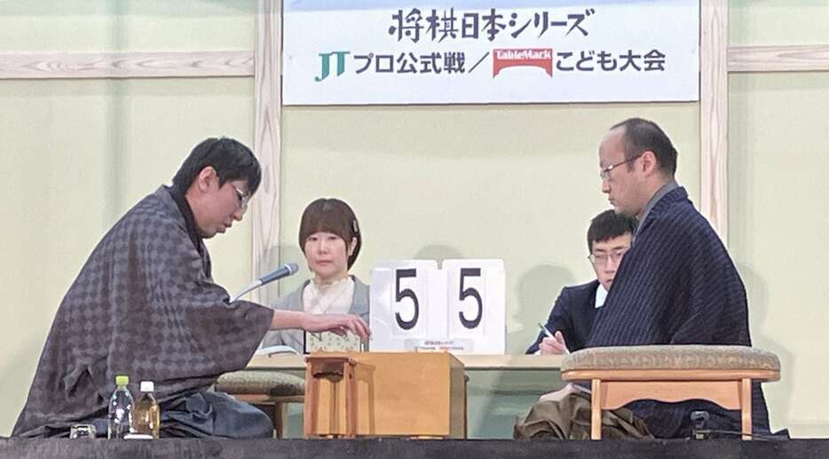 将棋日本シリーズJTプロ公式戦の決勝で対戦する渡辺明九段（右）と広瀬章人九段＝24日午後、東京都江東区