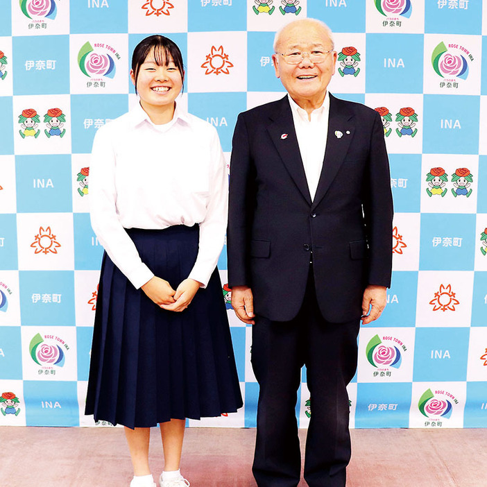 3連覇、2冠を決めた油井美波さん（左）と大島清町長（伊奈町提供）