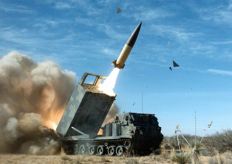 M270多連装ロケットシステム（MLRS）からATACMSが発射される瞬間（2006年5月）　Public Domain