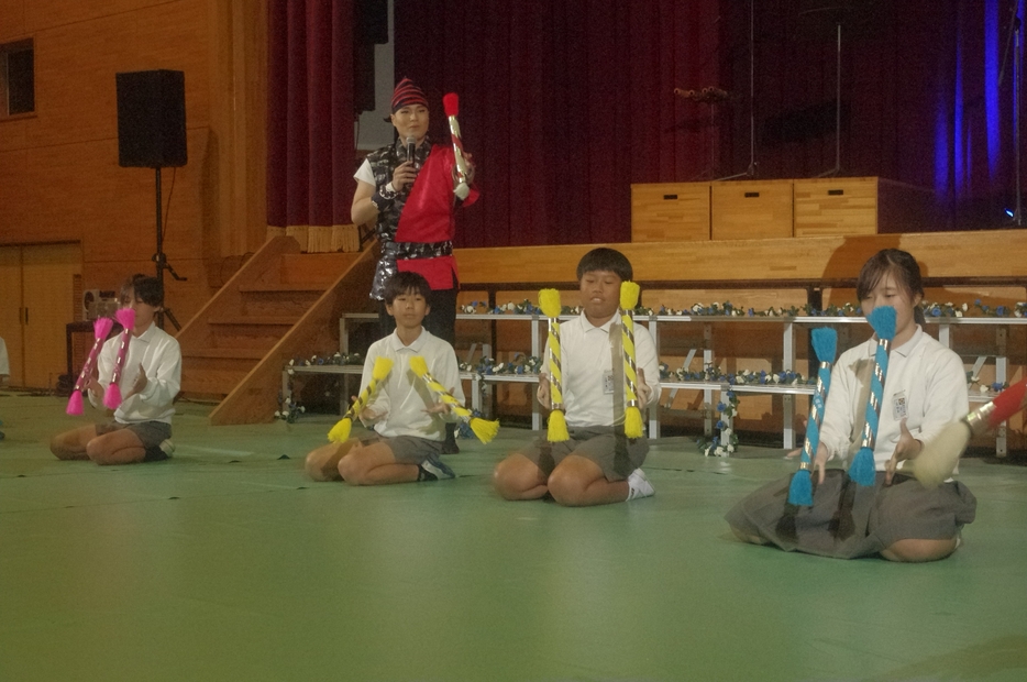 銭太鼓に挑戦する6年生の子どもたち=岡山県津山市で