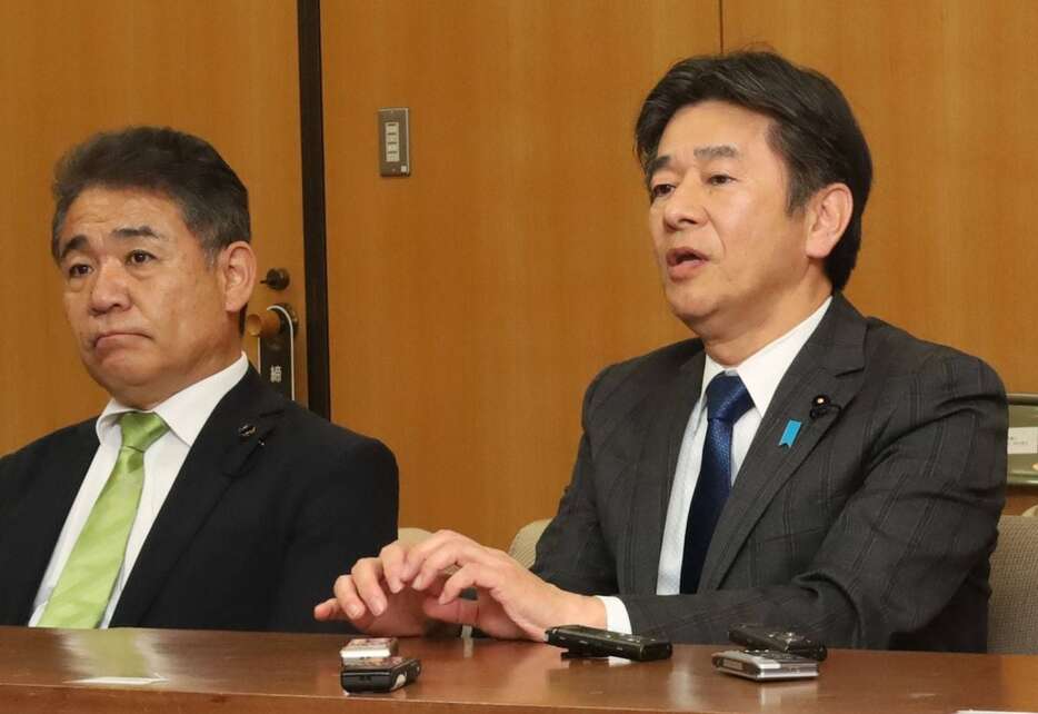 「早急に結論を出したい」と話す維新県議団の岸口実団長（右）＝26日午後、神戸市中央区の兵庫県庁