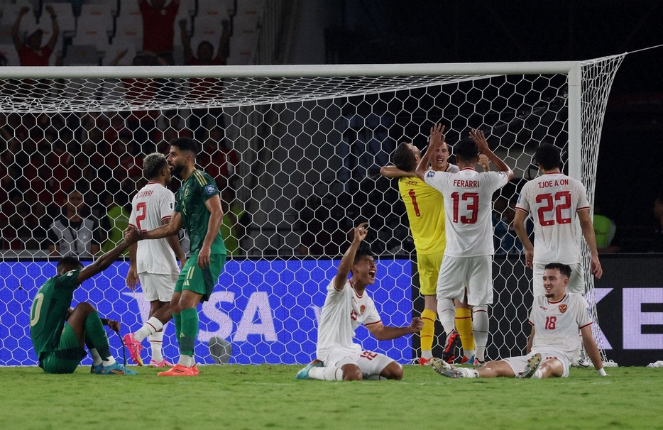 ＜インドネシア・サウジアラビア＞W杯最終予選初勝利を飾り、喜ぶインドネシア代表イレブンら（ロイター）