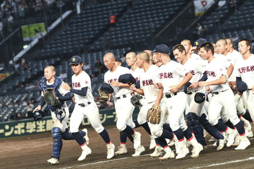 【夏の甲子園の酷暑対策で今年新たに導入された「朝夕2部制」。午後5時に始まった県代表・菰野の初戦は午後6時過ぎに照明が入る点灯試合となった＝8月、阪神甲子園球場で】