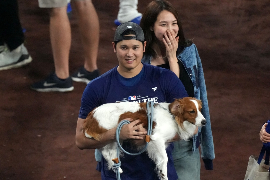 真美子夫人とMVP受賞の瞬間を体感した大谷。(C)Getty Images