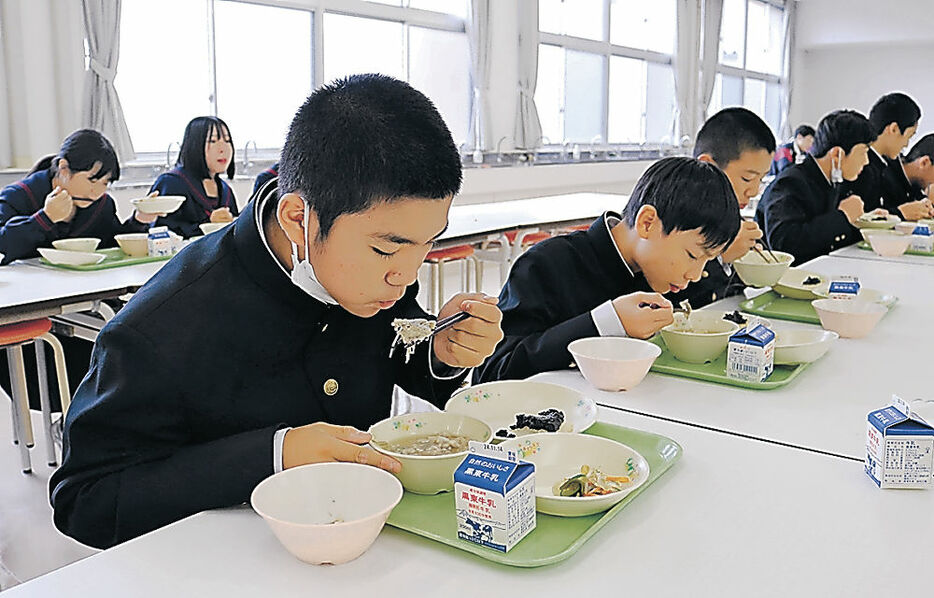 タラ汁を味わう生徒＝朝日町朝日中