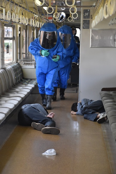 人命救助と液体の処理を行う機動隊（JR宇部新川駅で）