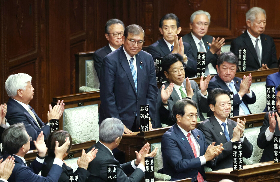 衆院本会議で第１０３代首相に指名された石破茂首相（中央）＝１１日午後、国会内