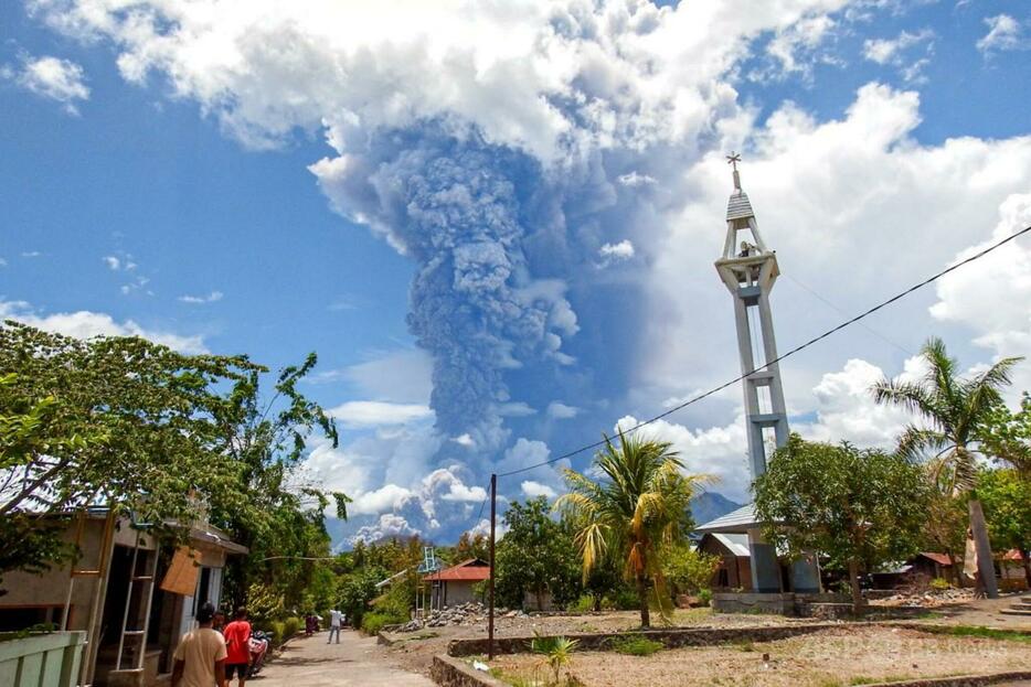 インドネシア東部フローレス島のレウォトビ・ラキラキ山が噴火し、避難する児童ら（2024年11月7日撮影）。【翻訳編集】 AFPBB News