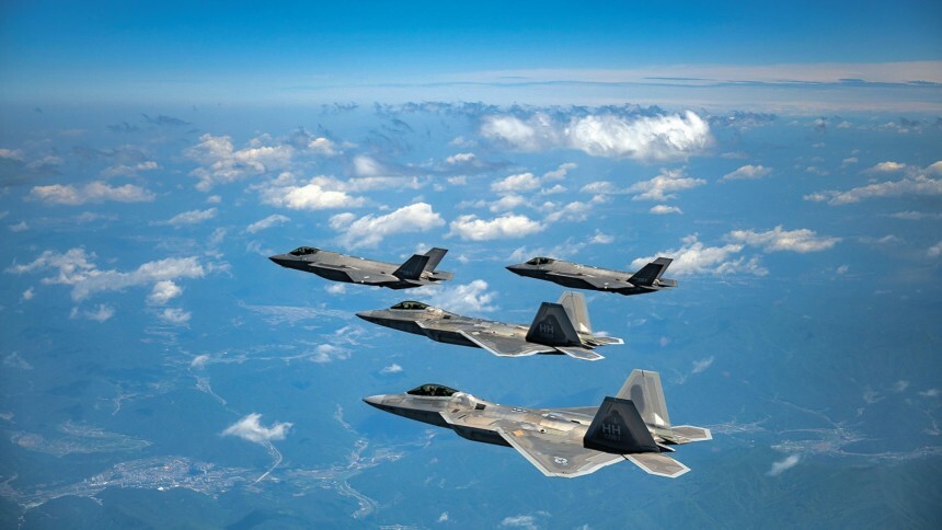 ５月１６日、米空軍のＦ－２２と韓国空軍のＦ－３５Ａステルス戦闘機は忠清（チュンチョン）上空で近接空中戦闘機動訓練を行った。　［写真　空軍］