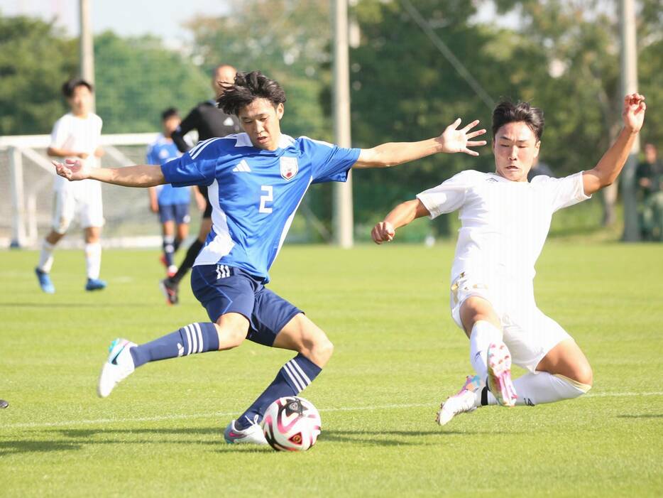 U-16日本代表候補は阪南大高、C大阪U-18と練習試合。右SB薄井翼(浦和ユース)は一際エネルギーのある動きを見せた(Taro YOSHIDA)