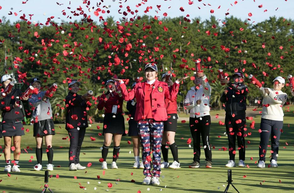 通算12アンダーで優勝し、出場選手たちからフラワーシャワーを浴びる桑木志帆（手前）＝宮崎CC