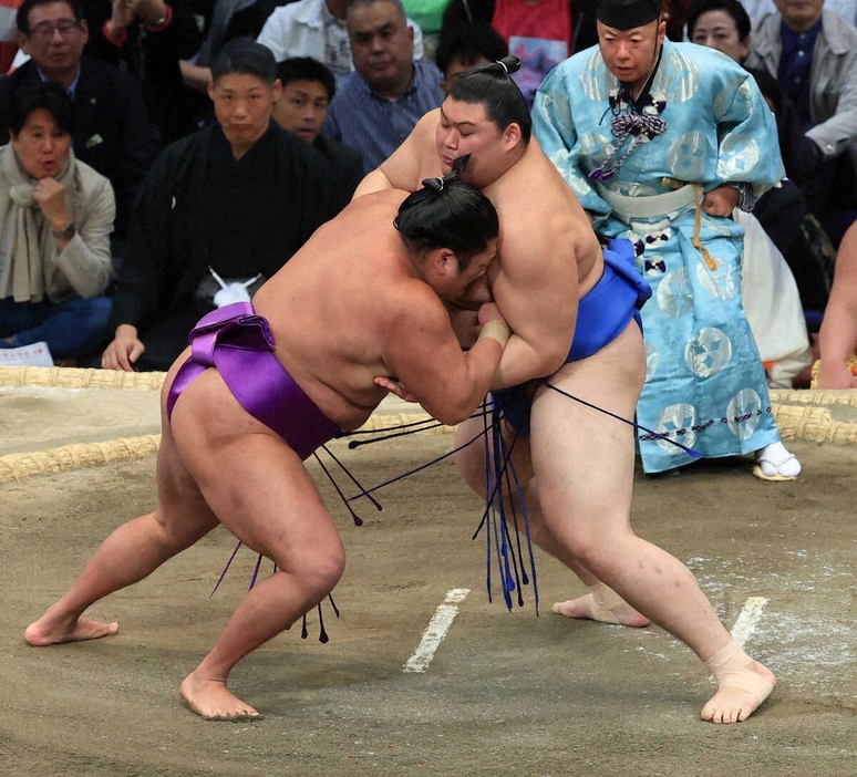 尊富士（左）を押し出しで破る大の里（撮影・岸　良祐）