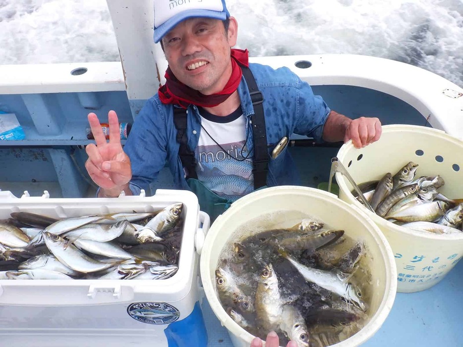 「こんなに良い釣りは久しぶりです。いやぁ、いそがしかった～」と大漁！