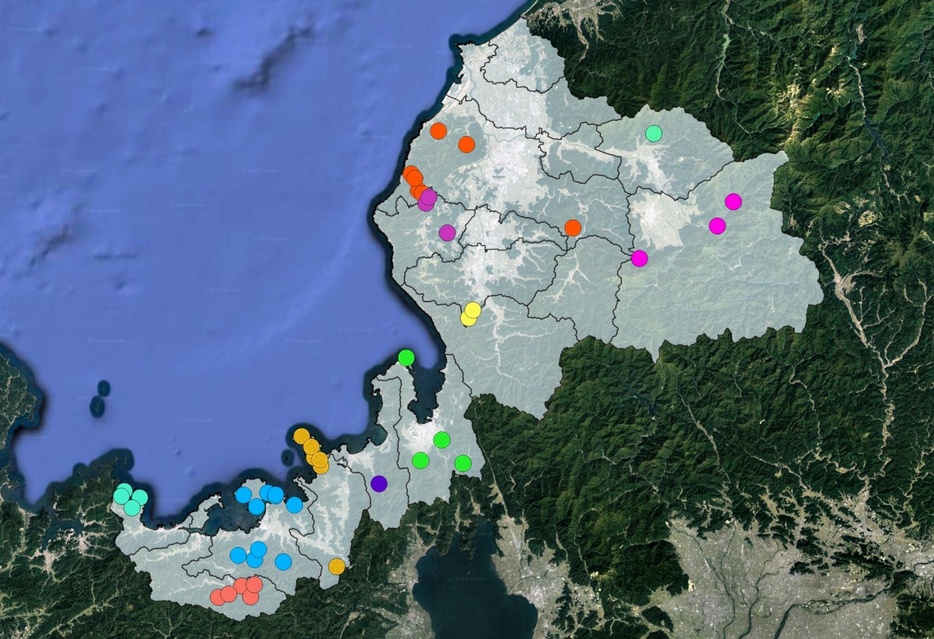 災害時に道路が寸断するなどして、孤立する可能性がある福井県内の「孤立予想集落」の位置（背景の衛星画像はⓒGoogle）