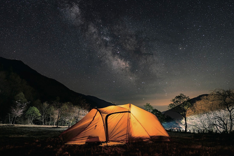 きれいな星空が広がる雄大な自然に囲まれた「さくら街道白川郷 ひらせ温泉キャンプサイト」