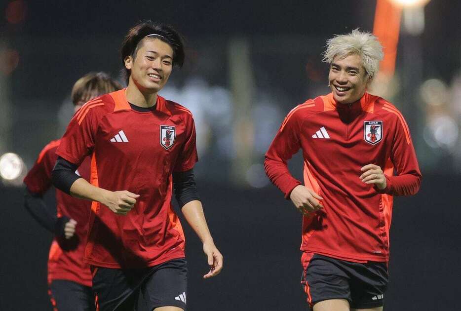 W杯アジア最終予選に向けて練習するサッカー日本代表の（左から）中村敬斗、伊東純也＝12日、ジャカルタ（蔵賢斗撮影）