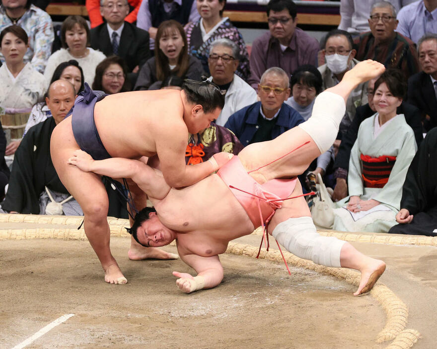 大相撲九州場所　4日目　豊昇龍は上手投げで宇良を破る（撮影・加藤孝規）