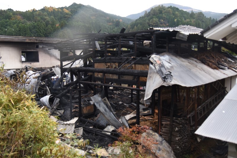 全焼した母屋と離れ＝27日午前10時16分、美作市後山