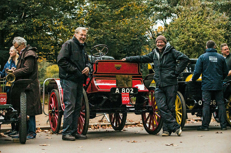 1902年式アルビオンA1と、英国編集部のスティーブ・クロプリー（左）とマット・プライヤー（右）