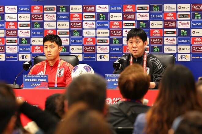 中国戦の前日会見に出席した遠藤と森保監督（右）。写真：梅月智史 (サッカーダイジェスト写真部／現地特派)