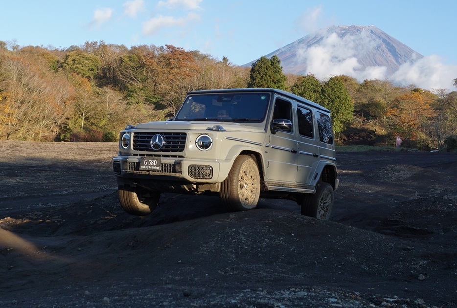 11月にしては暖かい秋晴れの中、富士山を仰ぐ富士ヶ嶺オフロードコースにてメルセデス・ベンツの新型Gクラスの試乗会が行われた。