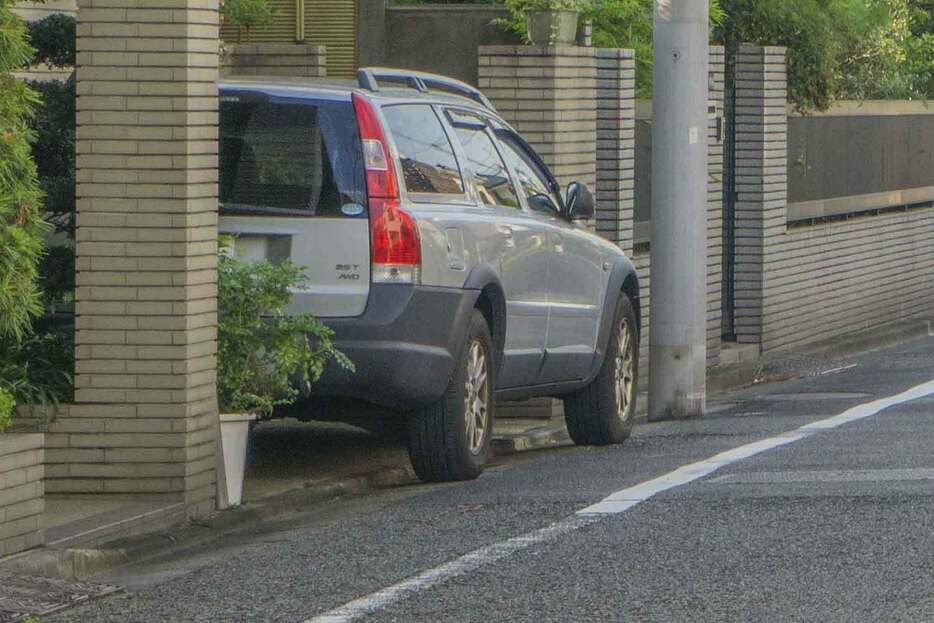 たまに見かける路上にはみ出しての駐車。これはれっきとした違反だ。