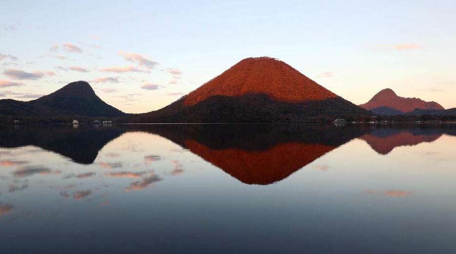 落陽に照らされ、紅葉がさらに赤く染まる榛名富士。その美しい山容は地元の人々を魅了し続けている　＝11月8日、群馬県高崎市（鴨志田拓海撮影）