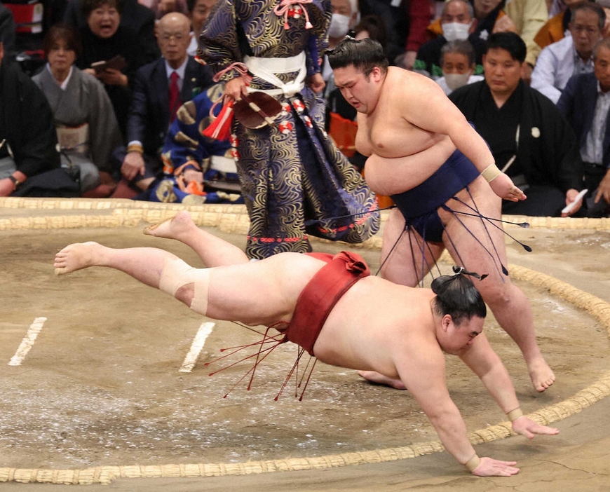 ＜大相撲九州場所6日目＞引き落としで隆の勝（手前）を破る豪ノ山（撮影・成瀬　徹）