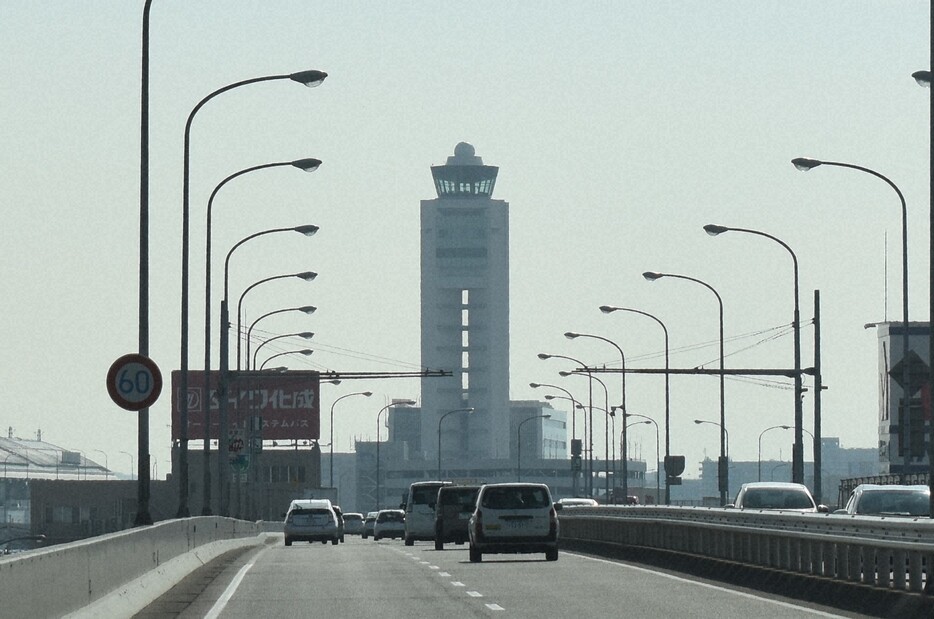 福岡空港に整備された新管制塔（中央）＝福岡市博多区で2024年11月14日午前10時39分、平川昌範撮影