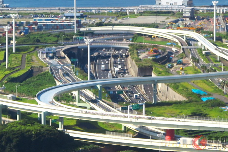 東京湾アクアラインの玄関口である川崎浮島JCT（画像：写真AC）。