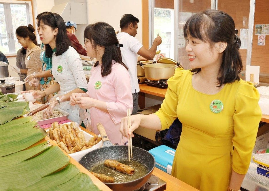 アジアン屋台で提供する料理を仕込む参加者