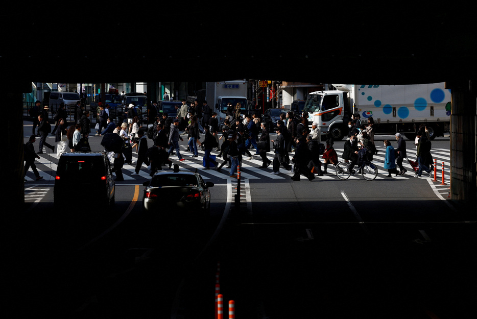 　１１月２５日、内閣府が発表した９月の景気動向指数改定値によると、一致指数は前月から１．３ポイント上昇の１１５．３だった。写真は２月、都内で撮影（２０２４年　ロイター/Issei Kato）