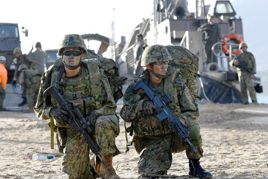 〈資料写真〉ホーバークラフト型揚陸艇（ＬＣＡＣ）を警護する水陸機動団の隊員＝１０月２７日、徳之島町花徳