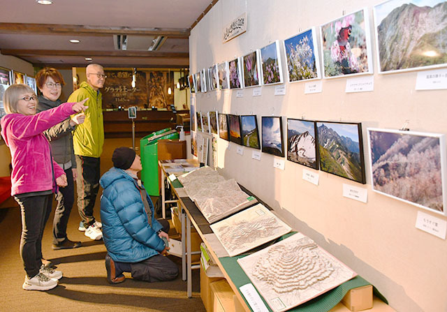 会場には山の写真やジオラマの展示もある＝山形市・フォーラム山形